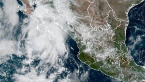 Lorena ya no es huracán pero seguirá generando lluvias en México