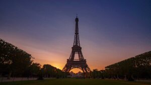 Torre Eiffel sumará nombres de 72 mujeres científicas y académicas en homenaje histórico