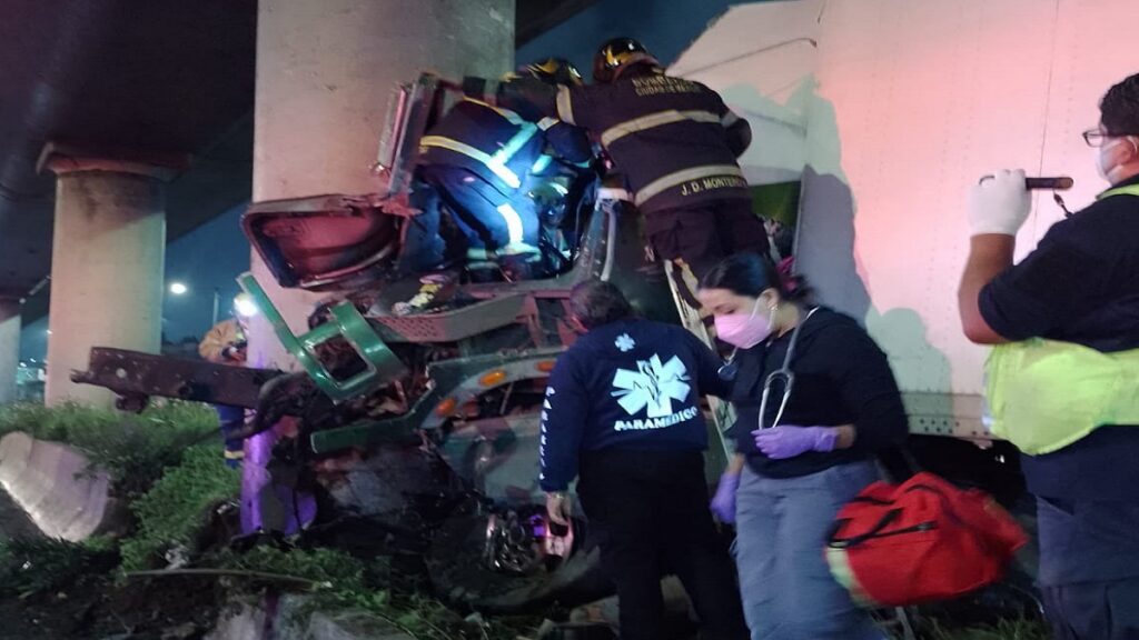 tragedia-en-linea-b-del-metro-cdmx-trailer-se-impacta-contra-pilar-y-muere-chofer