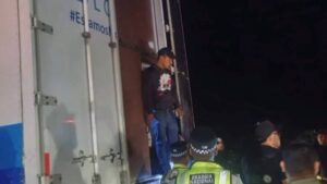Rescatan a más de 100 migrantes ocultos en doble fondo de tráiler