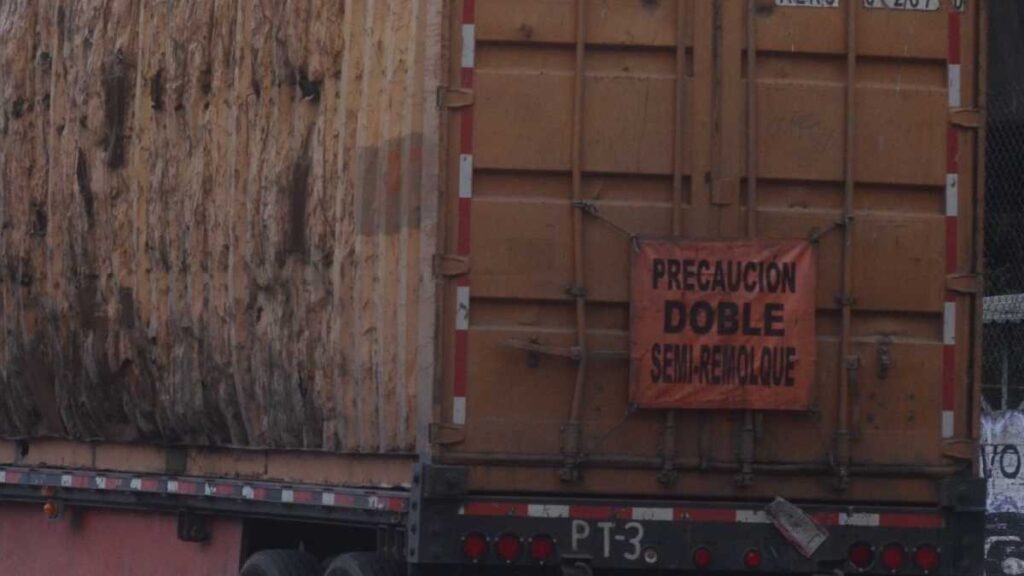 Tráiler a punto de caer en Naucalpan