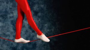 ¡Fuerte susto! Trapecista pierde el equilibrio y cae de la cuerda floja en plena función de circo