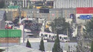 Tren destroza autobús de pasajeros en Atlacomulco; hay 13 muertos y 45 heridos