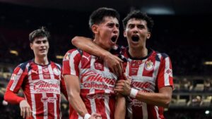 Chivas vence a Necaxa y Fernando Gago es abucheado en su regreso al Akron
