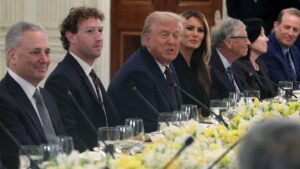 Trump cena con líderes tecnológicos y anuncia arancel a semiconductores