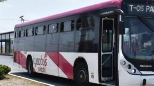 “Lady Tuza” no paga pasaje en el Tuzobús y golpea a policía