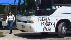 Estudiantes de UNAM protestan en CU contra porros