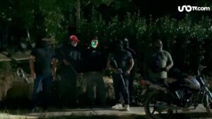 Vecinos de Oteapan, Veracruz, vigilan sus calles con palos, machetes y armas de fuego