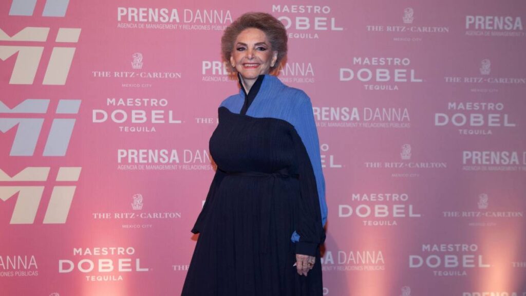 Viuda de Vicente Fernández se da un beso con un hombre en pleno concierto: ¿quién es él?