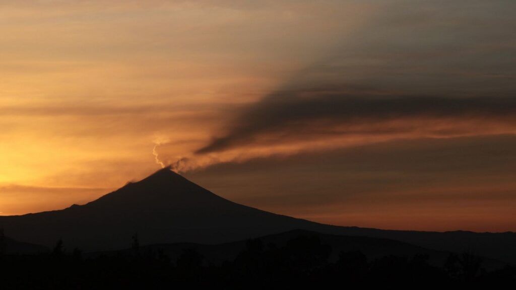 volcan-popocatepetl-arroja-material-incandescente-durante-tormenta