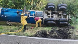 Cierran carretera Teziutlán-Nautla, en Hueytamalco, Puebla, por volcadura de pipa de gas