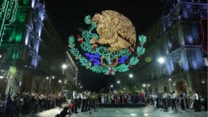Clara Brugada enciende alumbrado patrio en el Zócalo y dedica homenaje a víctimas de explosión en Iztapalapa