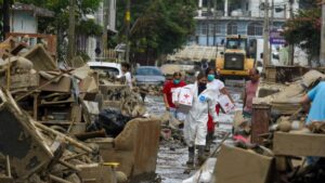 Cruz Roja lleva despensas y colchones a damnificados en Veracruz