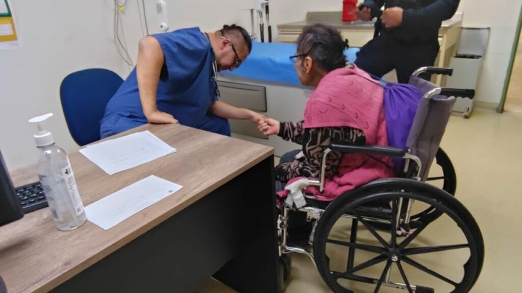Abandonan a abuelita de 81 años en clínica del IMSS en San Juan del Río
