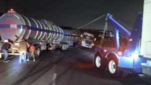 Accidente de pipa doble semirremolque deja caos en la autopista Chamapa-Lechería