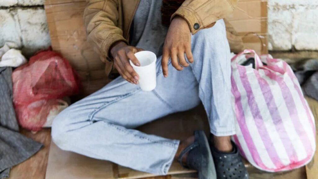 Acusan a Alejandro Landero de fingir que vive en la calle, revelan periodistas