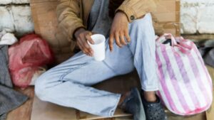 Acusan a Alejandro Landero de fingir que vive en la calle, revelan periodistas