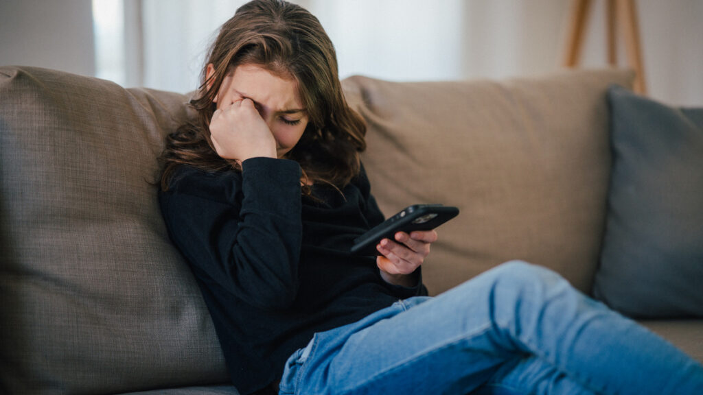 Escándalo por ClothOff, plataforma de IA que hace "nudes"