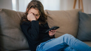 Crean desnudos falsos de menores de edad con IA: adolescente demanda a creadores de ClothOff