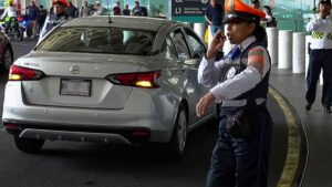 Atropellan a policía en el AICM, el conductor fue detenido tras intentar huir