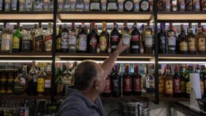 Bebidas alcohólicas adulteradas causan alertas en Brasil
