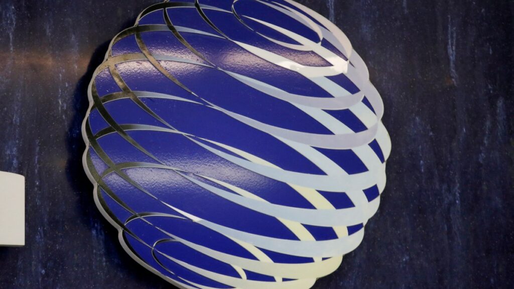 América Móvil y Entel acuerdan explorar oferta para adquirir activos de Telefónica en Chile