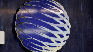 América Móvil y Entel acuerdan explorar oferta para adquirir activos de Telefónica en Chile