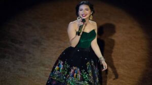 Ángela Aguilar celebra su cumpleaños 22 con paradisiaca fiesta y con el chef de Nodal para deleitarse el diente