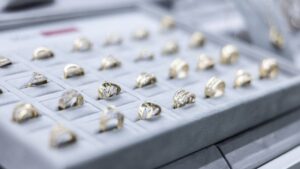 Mujer “se traga” anillo para robárselo en Centro Joyero de Toluca