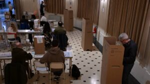 Argentina abre urnas en comicios legislativos clave para la gobernabilidad de Milei