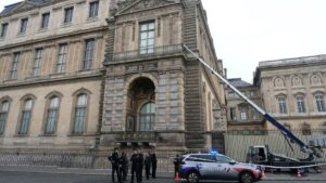 Roban joyas de valor “inestimable” del Museo Louvre de París