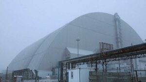 Ataque ruso deja sin electricidad estructura que protege planta de Chernóbil