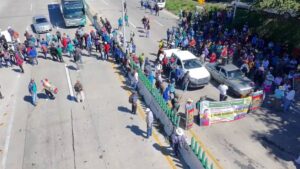 Policías comunitarios bloquean la Autopista del Sol por exconsejero detenido en Tlapa