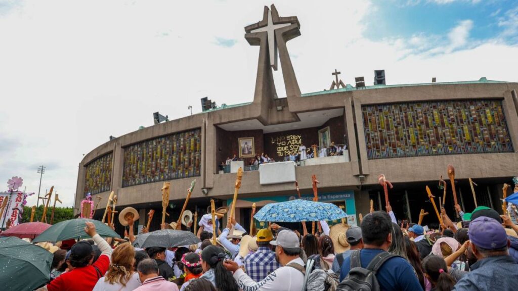 Cientos de peregrinos llegan desde Atlacomulco a la Basílica.