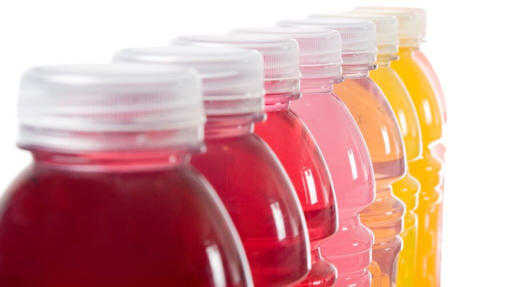 Bebidas energéticas, para deportistas, hidratantes y sueros no son lo mismo, explica Profeco