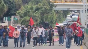 Profesores de la CETEG marchan en Chilpancingo