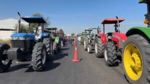 Agricultores toman carreteras del país y bloquean accesos