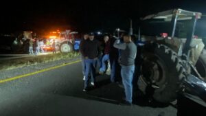 34 horas de tensión y 50 km de caos: campesinos mantienen bloqueo en la Pénjamo–La Piedad