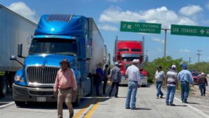 Agricultores mantienen tomadas carreteras este 28 de octubre