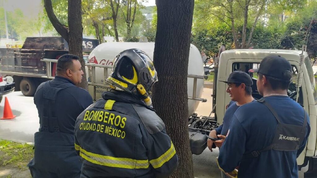 Bomberos atendieron fuga de gas en pipa en CDMX; Gobierno anuncia nuevas normas de seguridad para transporte de gas LP.