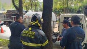 Bomberos controlan fuga en pipa de gas en Circuito Interior