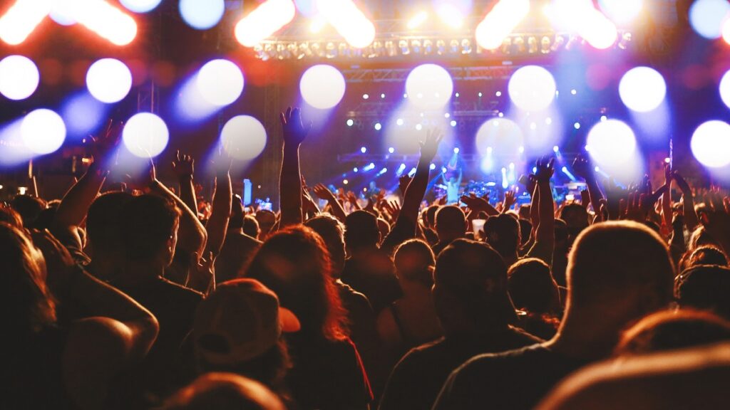 cancelan-presentacion-de-fidel-rueda-y-asistentes-arman-destrozos-en-feria-poblana