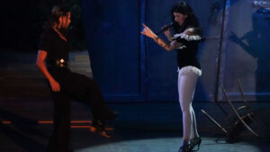 Cazzu responde a Christian Nodal en concierto: “No recibo ayuda, recibo ataques”