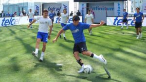 Checo Pérez anota triplete en “De la pista a la cancha”: así fueron sus tres golazos en Plaza Carso