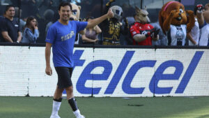 Checo Pérez adelanta color de su casco en Cadillac y anota triplete en “De la pista a la cancha”