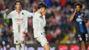 Querétaro derrota a Chivas y aprieta la pelea por el Play In