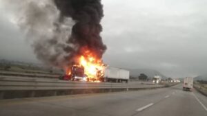 Chocan tráileres y se incendian en el Arco Norte: ¡no hay paso!