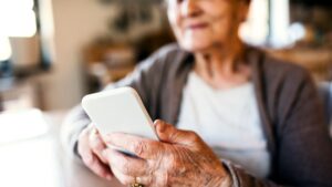 Profeco alerta por estas ciberestafas a adultos mayores: ¿cómo pueden protegerse?