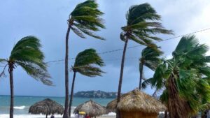 Vigilan posible ciclón tropical en las costas mexicanas del Pacífico