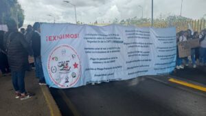 CNTE inicia bloqueos en Edomex y levanta plumas de la caseta México-Puebla